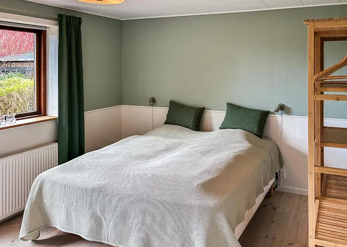 3 Bedroom Beautiful In בית נופש *